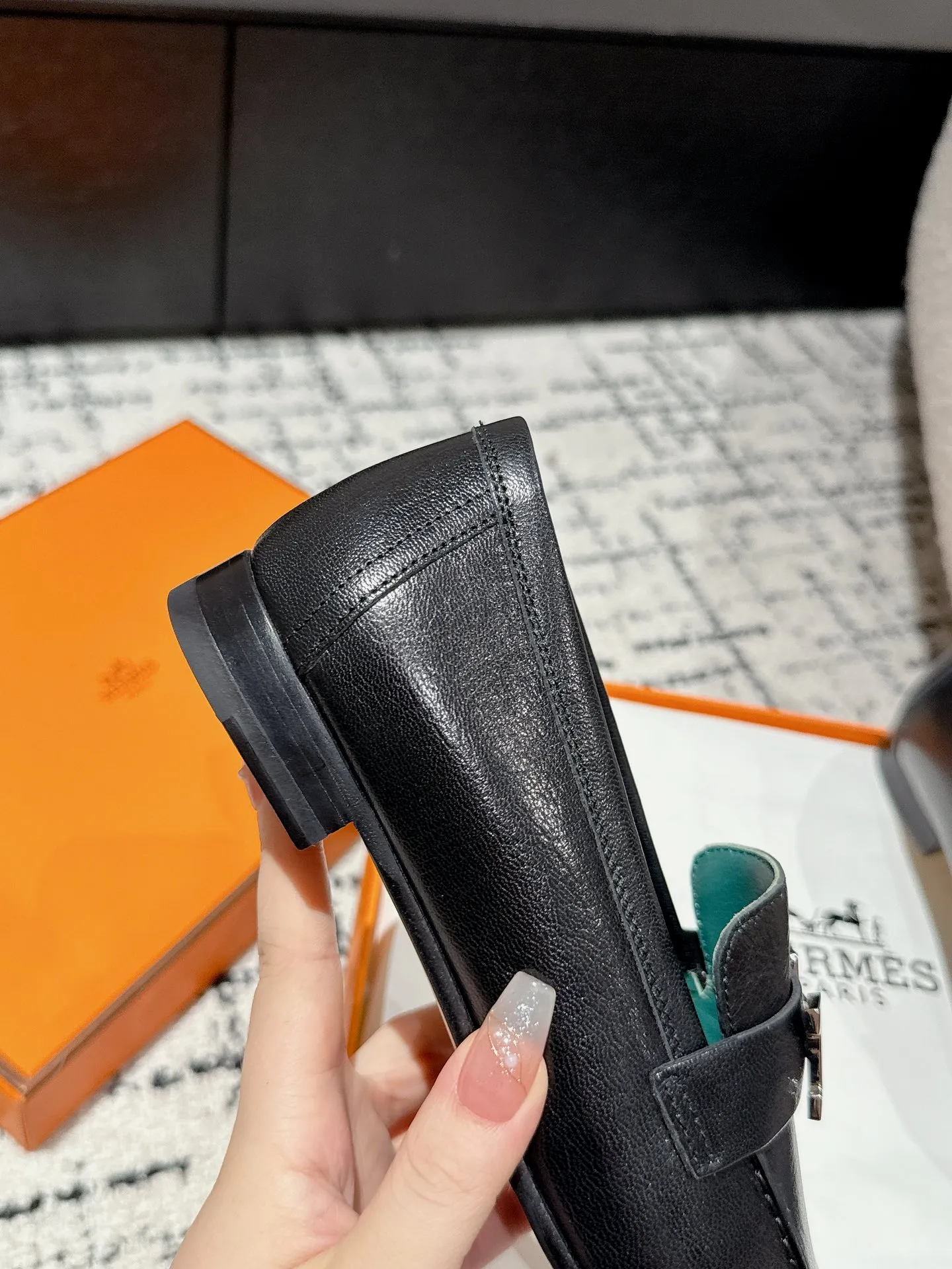 👟👟Ex-factory price 720👟👟 (top version) Hermes/25ss classic model is undoubtedly the leader in luxury goods. Every single product is very popular‼ ️Although the styles are few, they are more refined and more classic. They never go out of style. They are a brand that maintains and appreciates value. It is rare to have such a reputation in consumer goods sincerely! This pair of shoes is a classic style of this brand. It is decorated with metal buckles exclusive to Hermès. It is a classic that has become more and more beautiful over the course of history. We will bring out some goods from the channel in small quantities! The leather feels very, very soft and feels like baby skin! Feel the luxury! Supplies are huge! ✔️Material: imported sheepskin upper ✔️Inner lining/foot pads: imported sheepskin ✔️Outsole: genuine leather ➕tpu bottom ⚠️ ✔️Size: 35/36/37/38/39 (40/41/42 can be ordered)